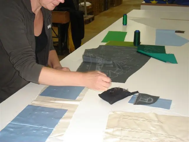 Femme épingler plans sur drapeaux d'art