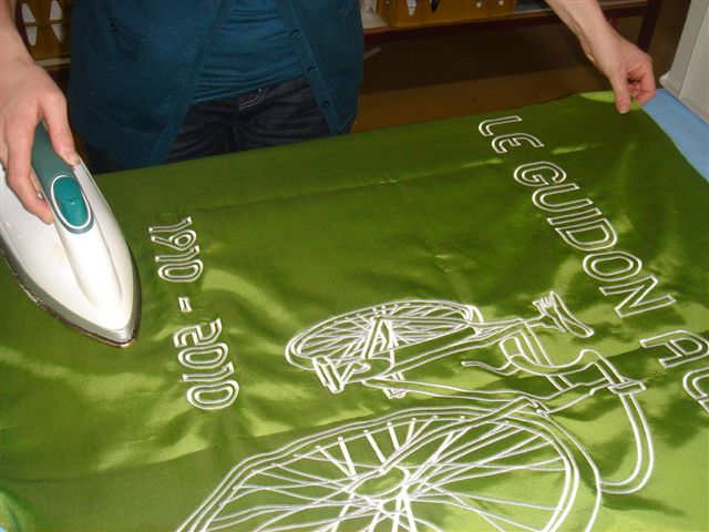Repassage drapeaux d'art
