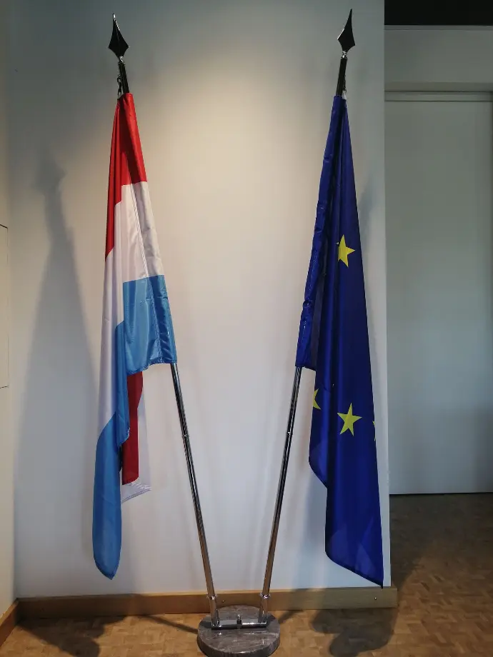 Socle en marbre avec 2 hampes de 2 m en laiton ou chromées et lances