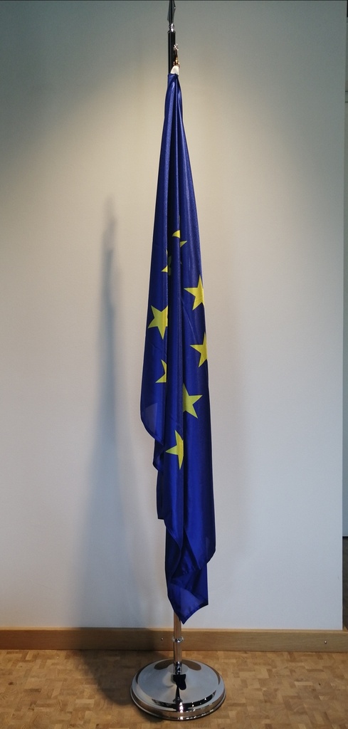 Socle chromé avec 1 hampe de 2 m chromée et lance