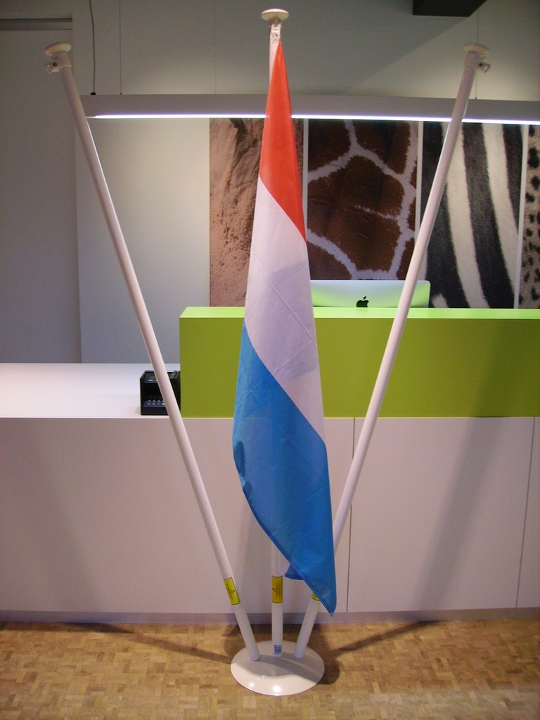 Socle métal laqué blanc avec 2 mâts M36 de 2 mètres