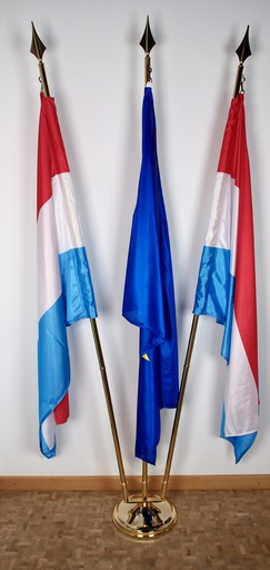 Socle chromé avec 3 hampes de 2 m chromées et lances