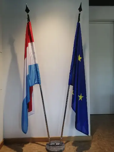 Socle en marbre avec 2 hampes de 2 m en laiton ou chromées et lances