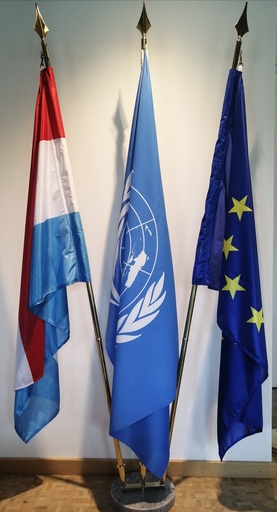 Socle en marbre avec 3 hampes de 2 m en laiton ou chromées et lances