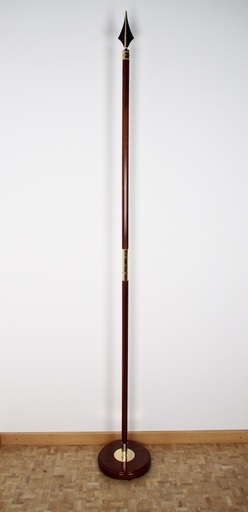 Socle en bois avec 1 hampe de 2 m en bois et lance