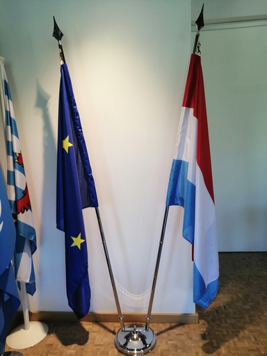 Socle chromé avec 2 hampes de 2 m chromées et lances