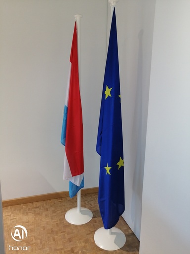 Socle métal laqué blanc avec 3 mâts M36 de 2 mètres